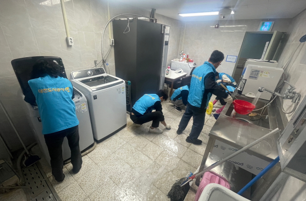 지난 23일 유성구 송강사회복지회관을 찾아 봉사활동 진행 모습