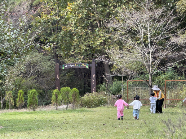 지난 25일 국립대전숲체원에서 재활병원 환아가족이 ‘숲과 함께’ 캠프에 참여하고 있다.