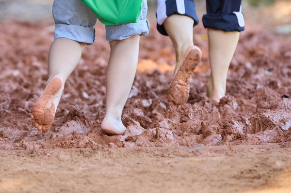 제1회 궁평저수지 맨발 황톳길 걷기 축제 개최 모습