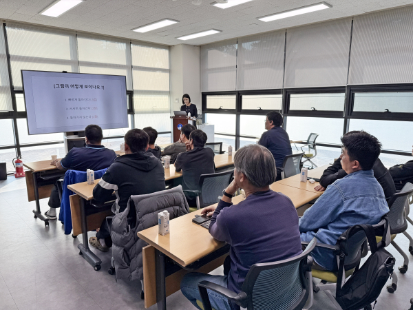 공영버스팀 운전원을 대상으로 친절교육 진행 모습