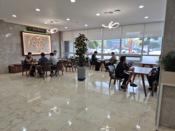 군청사 1층 민원 소통 공간