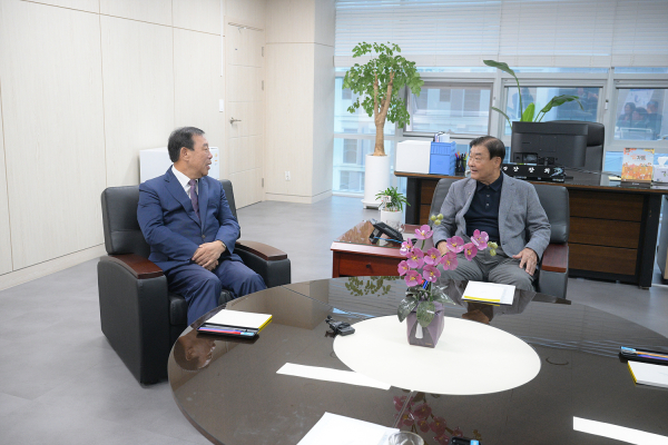 2027 충청U대회 조직위원회 사무실에서 2027 충청U대회 준비 현황 등을 심도있게 논의 (왼쪽부터 최민호 시장, 강창희 위원장)