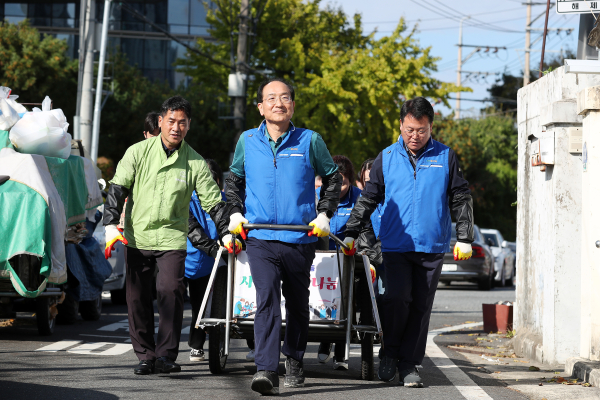 이성해 국가철도공단 이사장(맨 앞쪽)이 연탄나눔을 위해 구슬땀을 흘리고 있다.