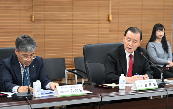 ‘K-푸드 수출 확대 간담회’ 주재하는 홍문표 사장 * 홍문표 한국농수산식품유통공사 사장(왼쪽 2번째)