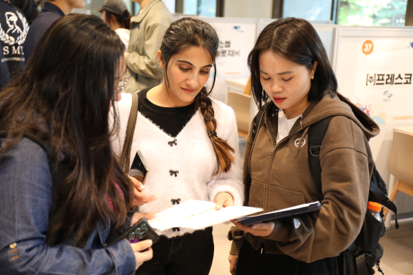 행사에 참여한 외국인 유학생이 취업 정보를 확인하고 있다.