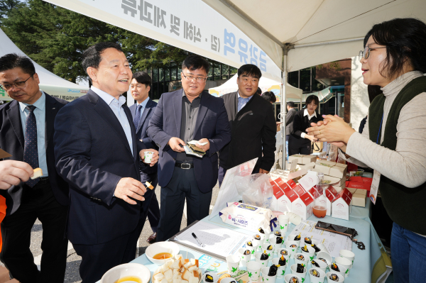 윤석대 한국수자원공사 사장(사진 왼쪽 두 번째)이 30일 임직원들과 함께 댐 주변지역 농가에서 운영하는 농산물 홍보 부스에 방문하여 지역 특화 농산물(김 등)을 둘러보고 있다.