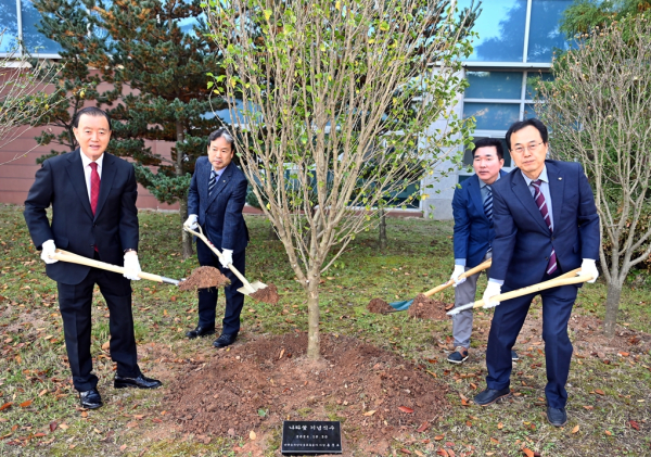 aT 농수산식품유통교육원 무궁화나무 식수 행사 * 한국농수산식품유통공사 홍문표 사장(왼쪽 1번째)