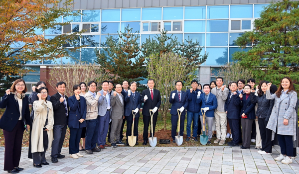 aT 농수산식품유통교육원 무궁화나무 식수 행사 기념사진