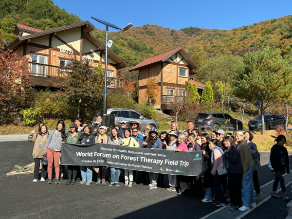 '2024 세계산림치유포럼 필드트립' 참가자들 대상 프로그램 진행 모습