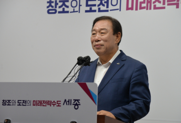 브리핑 하는 최민호 세종시장