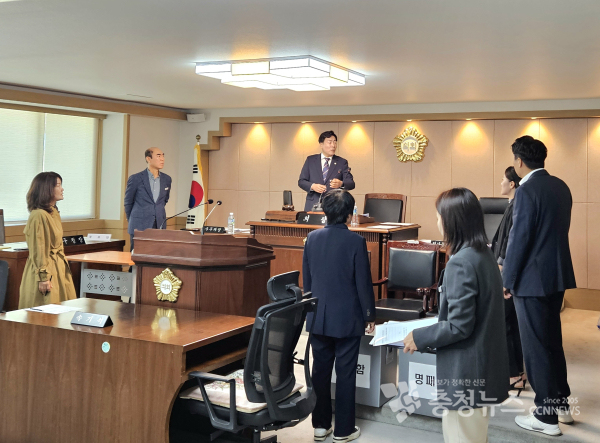 대덕구의원들이 상임위 구성을 놓고 대화를 하고 있다. /충청뉴스 박영환 기자 