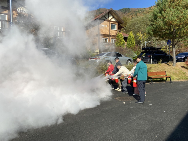 국립산림치유원과 국립제천치유의숲, 산림복지연구개발센터, 포이파트너스가 예천119안전센터와함께 소방합동훈련을 실시하고 있다.