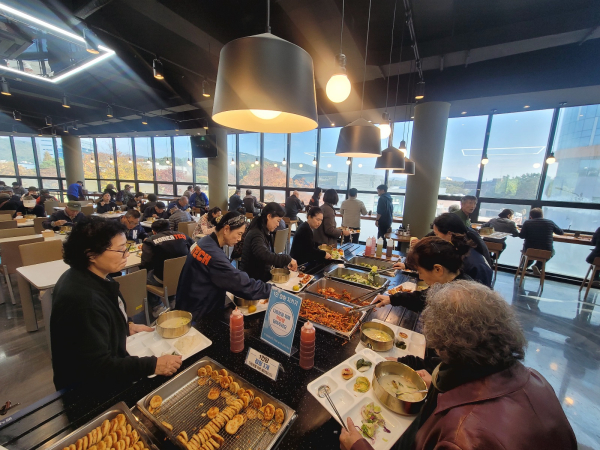 지역주민·어르신 등 초청 ‘가을영화제’ 개최 행사 모습