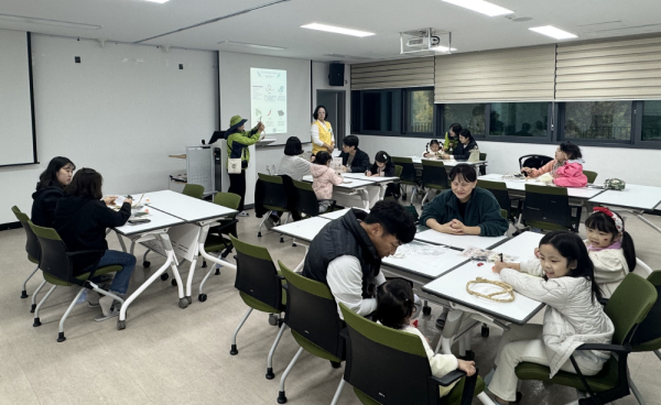 숲 전문가의 해설로 진행되는 태아와 함께 배우는 숲의 지혜와 숲의 요소를 활용한 금줄 만들기 행사 모습