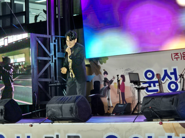 가수 조항조가 열창하고 있다.