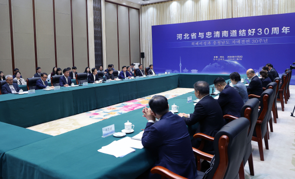 허베이성 스좌장 차이나월드 호텔에서 김태흠 지사와 함께 왕정푸 성장을 만나 자매결연 30년을 기념해 미래교류 협력 방안을 논의 하고 있다.