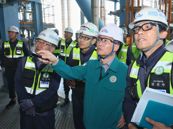 5일 충남 태안발전본부에서 협력회사 11곳과 ‘시이오(CEO)와 함께하는 안전동행(Safety Together)’ 행사를 개최했다. 사진은 이정복 서부발전 사장(오른쪽 두 번째)과 이상용 태안발전본부장(왼쪽 두 번째)이 발전설비를 점검하는 모습