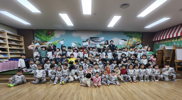 키즈아일랜드 어린이집, 아나바다 시장놀이 수익금 초록우산 산타원정대에 전달 기념사진