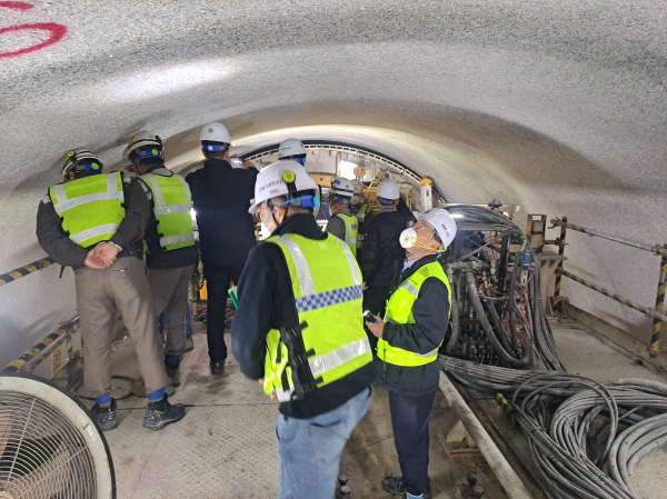 춘천~속초 철도건설 7공구 현장에서 강원본부 안전품질부가 외부전문가와 합동으로 터널시공 합동점검을 시행하고 있다.