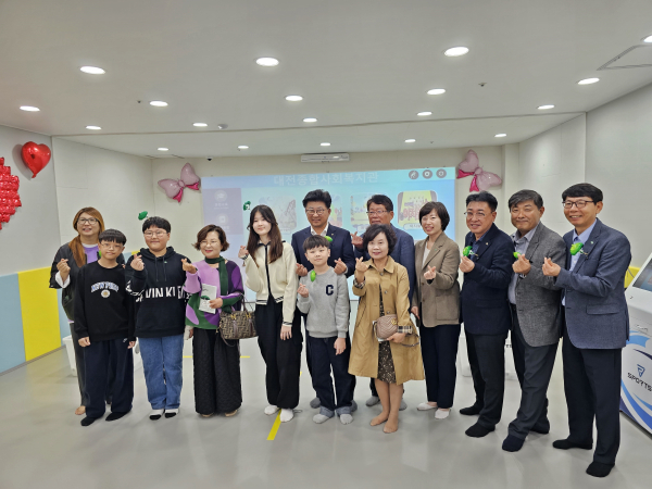 제막식 후 vr 체험관에서 내외빈 단체사진