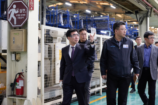 조일교 아산시장 권한대행, ㈜아산성우하이텍 방문 모습