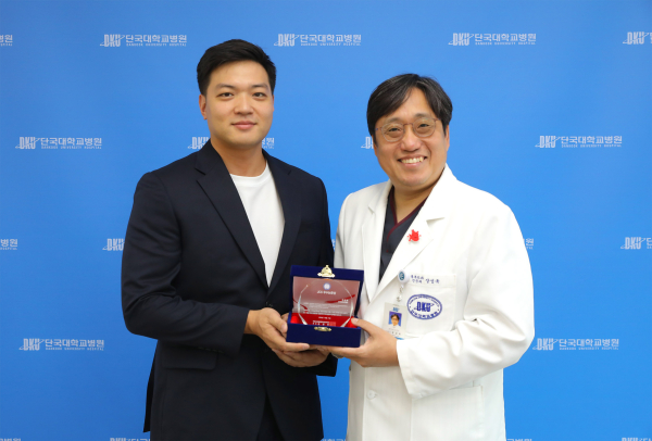 이경호 심장혈관흉부외과 전문의(좌)와 단국대병원 장성욱 교수(우)