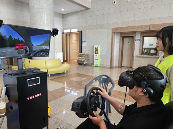 행사 참가자가 VR 음주 운전 폐해 예방 체험을 하고 있다.