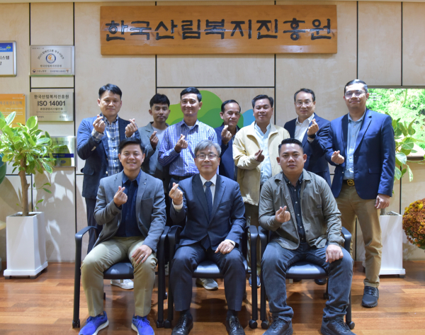 캄보디아 산림공무원이 산림복지 실무 연수 기간 한국산림복지진흥원 본원을 방문하여 남태헌(1열 가운데) 한국산림복지진흥원장과 기념촬영