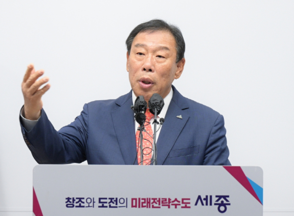 기자회견하는 최민호 세종시장
