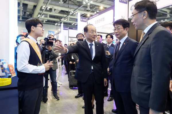 이성해 국가철도공단 이사장(가운데)이 6일 고양시 킨텍시에서 개최된 'K-geo Festa'에서 박상우 국토교통부 장관(오른쪽 두 번째) 등 관계자들과 함께 전시부스를 관람하고 있다.