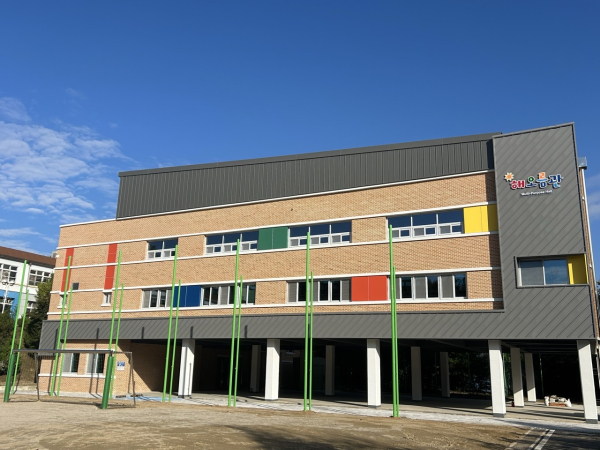 동명초등학교의 다목적강당 증축공사 완공 모습