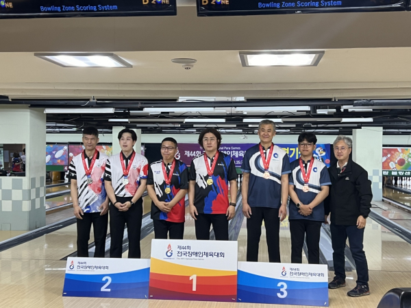 볼링 김연호(남자2인조) 금메달 시상 사진(왼쪽 세번째)