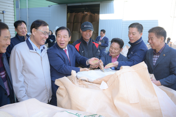 최민호 세종시장, 공공비축미곡 매입현장 방문 모습