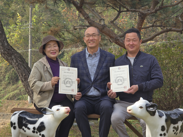 사진 왼쪽부터 김노순 대진목장 대표, 정순우 천안시 농업기술센터 기술보금과 팀장, 전대규 신대진목장 대표.