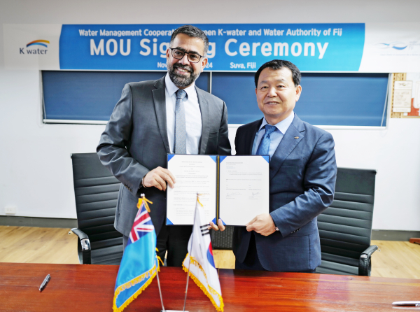윤석대 한국수자원공사 사장(사진 오른쪽)이 지난 6일 피지 수도 수바 현지에서 아밋 차난(Amit Chanan) 피지 수자원공사 사장과 업무협약을 체결한 뒤 기념사진을 촬영하고 있다.