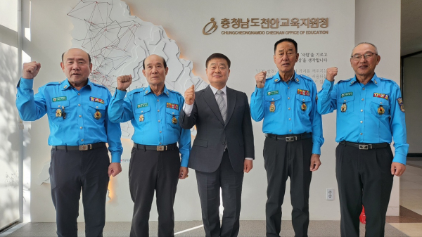 천안시 모범운전자연합회에 장갑 전달식 기념사진