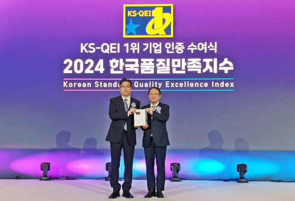 (왼쪽부터) 이경문 한국타이어 고객품질보증담당 상무, 강명수 한국표준협회 회장