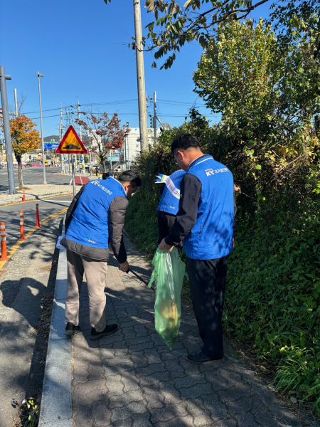 충청본부 직원들이 대전역 일원에서 환경정화 활동인 에코 플로깅을 하고 있다.