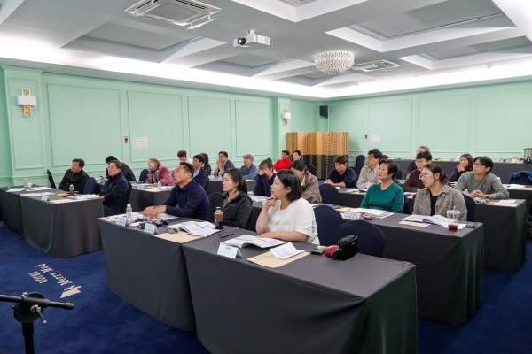 의정연수에서 특강을 듣고 있다.
