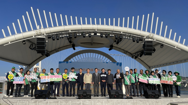 지난 7일 예산군 예당호 수변무대 일원에서 진행된 농촌폐기물 수거 경진대회 수상 기념사진