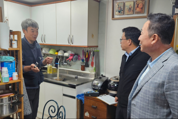 관내 노후 공동주택에서 추진된 옥내배관 진단 세척사업 완료 (세대방문 확인 모습)