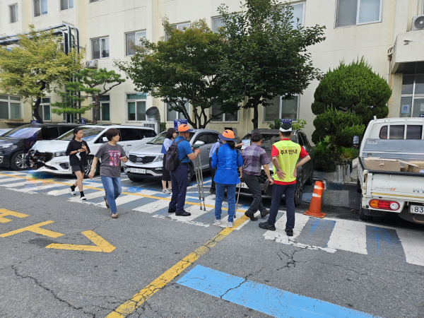 2024년 장애인일자리 사업에 참여하고 있는 모습 (주차단속)