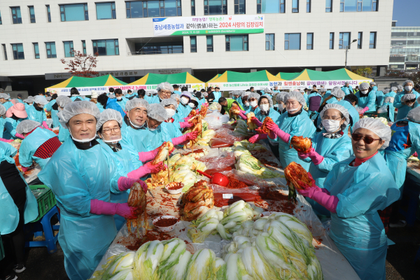 김태흠 충남도지사와 백남성 농협충남세종본부장이 사랑의 김장나눔행사에 참석해 취약계층에 전달할 김장을 만들고 있다.