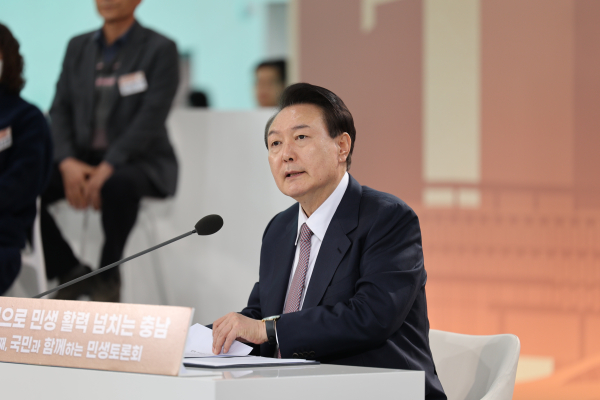 윤석열 대통령이 “충남 서산비행장 141㎢(약 4270만평)의 군사시설보호구역을 해제하고 지역 개발에 사용할 것”을 약속했다<br>