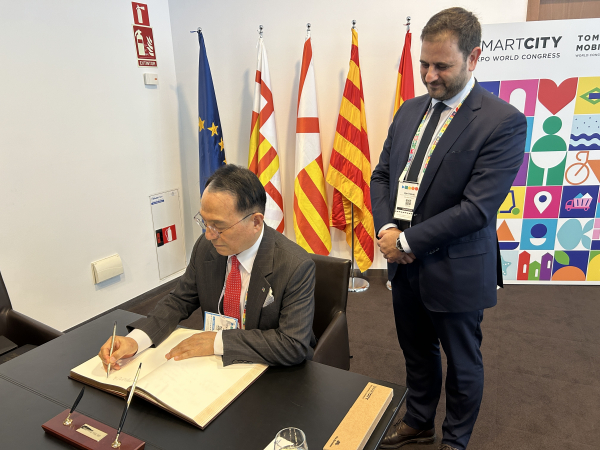 월드스마트시티엑스포 우고발렌티 회장 면담하고 있는 박상돈 시장