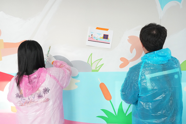 지난  9일, 용인 나곡초등학교, 대전 새여울초등학교에서 벽화 그리기 봉사 진행 모습
