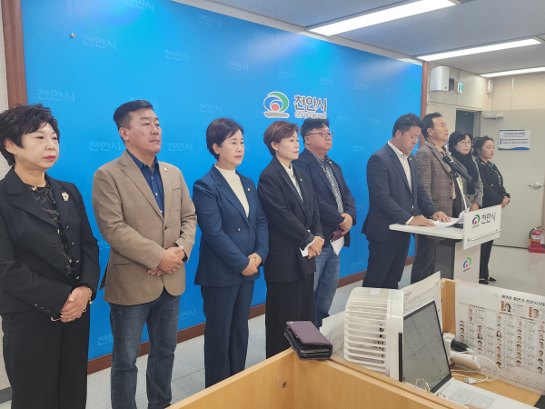 더불어민주당 소속 천안시의원들은 11일 천안시청 브리핑실에서 기자회견을 열고 천안도시공사 사장에 대한 인사청문회 실시를 강력히 촉구하고 나섰다./사진=박동혁 기자