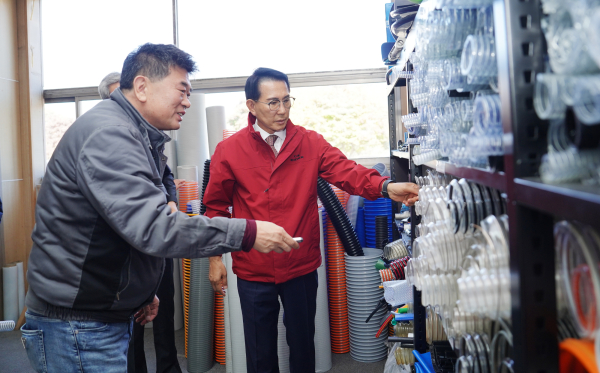 이완섭 서산시장이 12일 운산면에 위치한 ㈜홍일산업을 방문했다.
