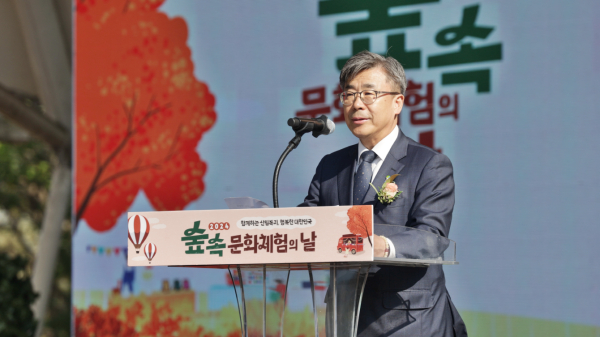 지난 9일 대전 유림문화공원에서 남태헌 한국산림복지진흥원장이 ’숲속 문화체험의날‘ 개최사를 하고 있다.