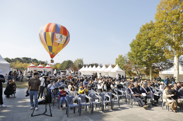 지난 9일 대전 시민들이 ’숲속 문화 체험의 날‘ 공연을 즐기고 있다.